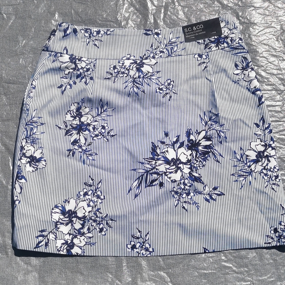 Size 4 S.C. & Co. Skort tummy control blue white floral stripes pockets NWT New - Picture 5 of 12
